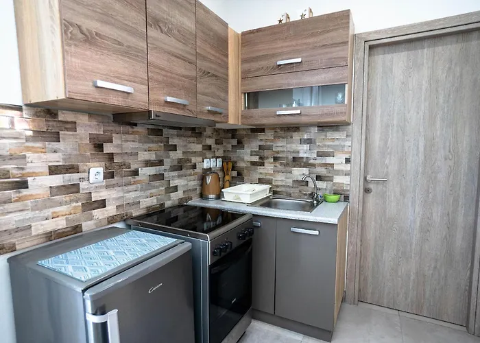 Golden Dolphin Studios & Apartments