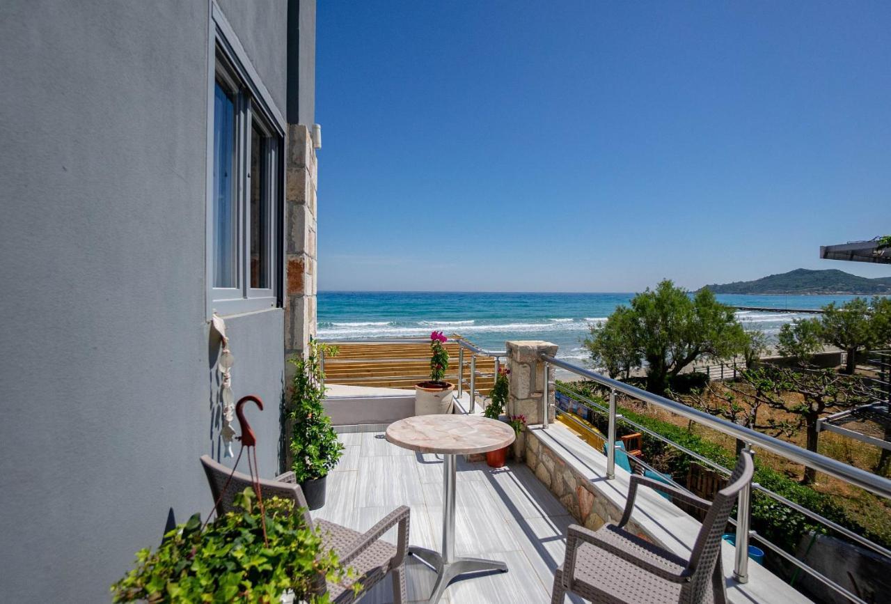 Golden Dolphin Studios&apartments