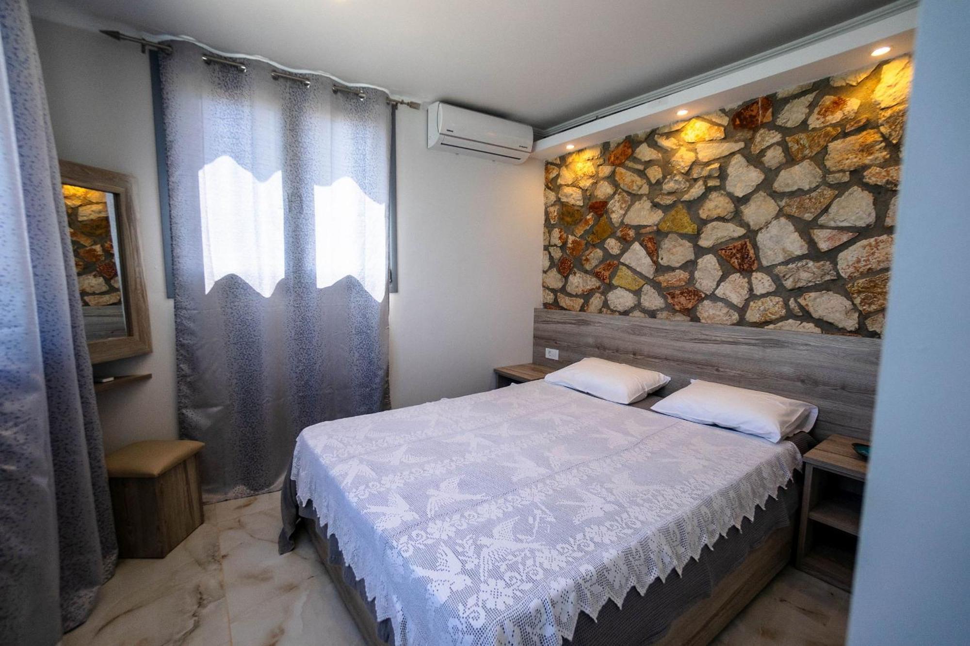Golden Dolphin Studios&apartments