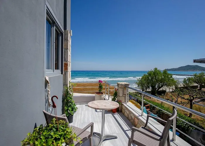 Golden Dolphin Studios & Apartments